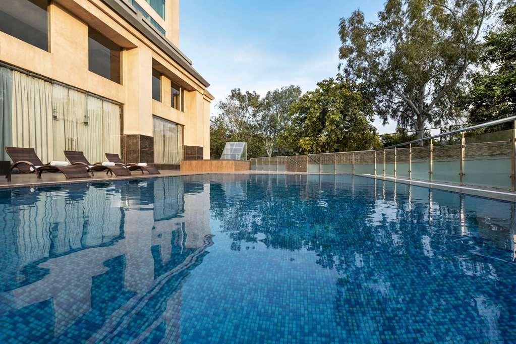 Готель Ramada By Wyndham New Delhi Pitampura Зручності фото