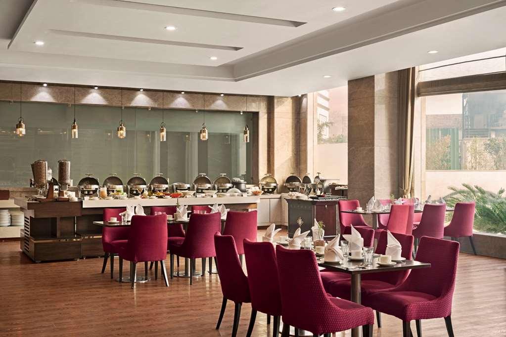 Готель Ramada By Wyndham New Delhi Pitampura Ресторан фото