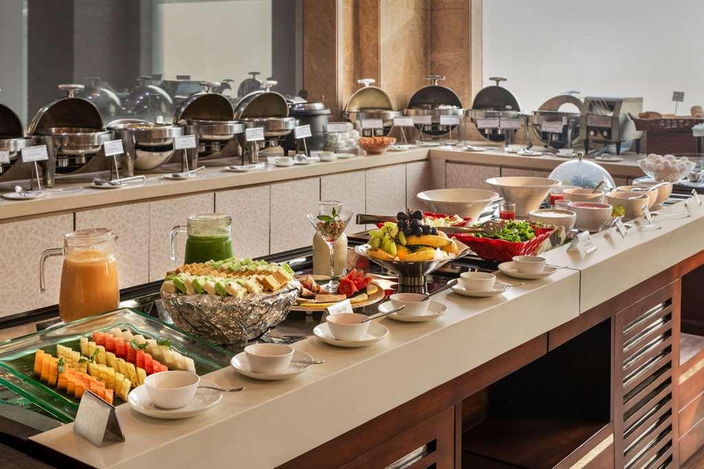 Готель Ramada By Wyndham New Delhi Pitampura Ресторан фото