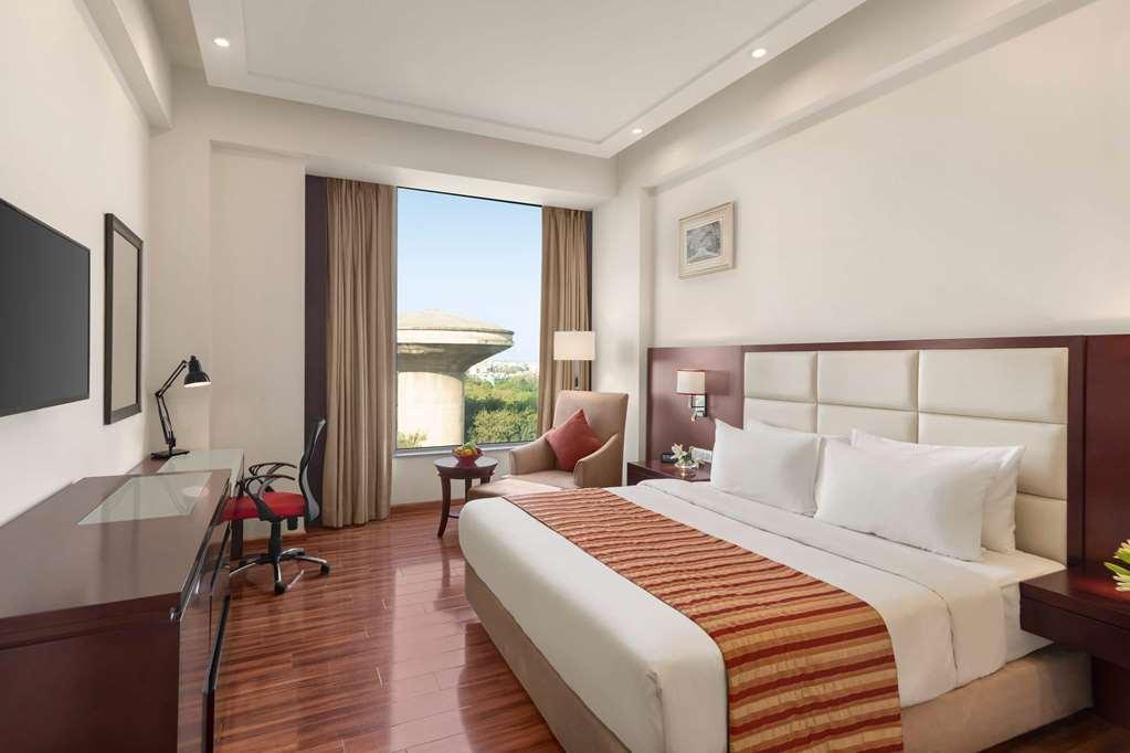 Готель Ramada By Wyndham New Delhi Pitampura Номер фото