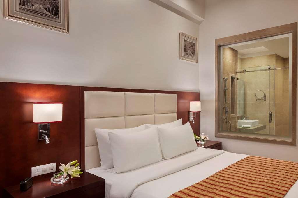 Готель Ramada By Wyndham New Delhi Pitampura Номер фото
