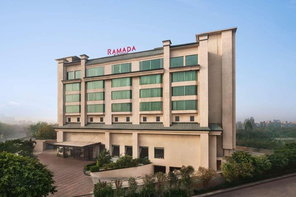 Готель Ramada By Wyndham New Delhi Pitampura Екстер'єр фото