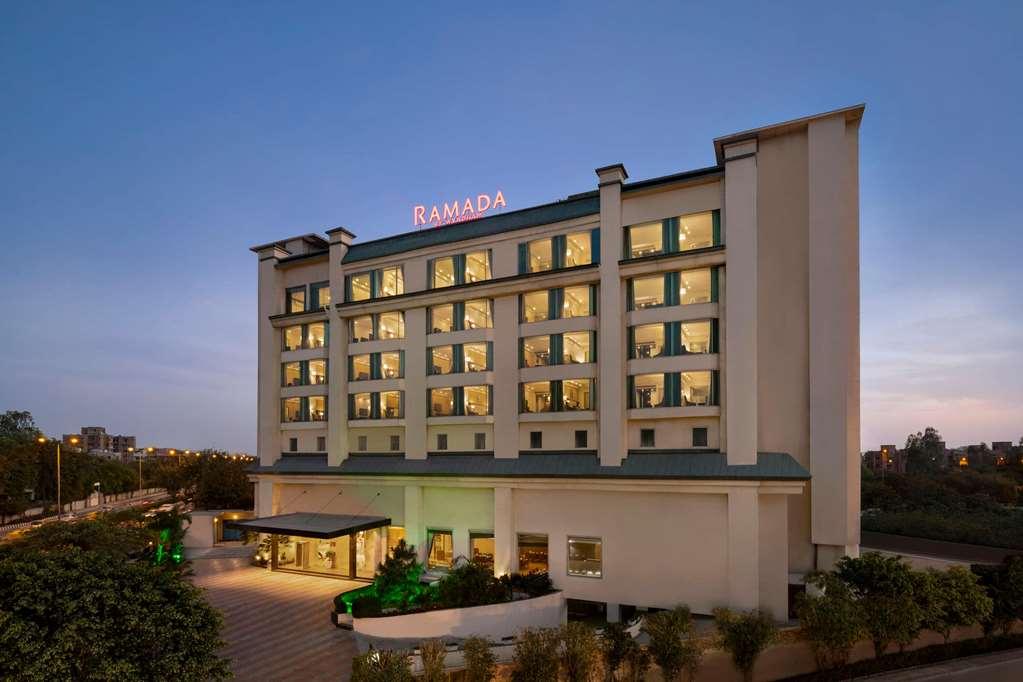 Готель Ramada By Wyndham New Delhi Pitampura Екстер'єр фото