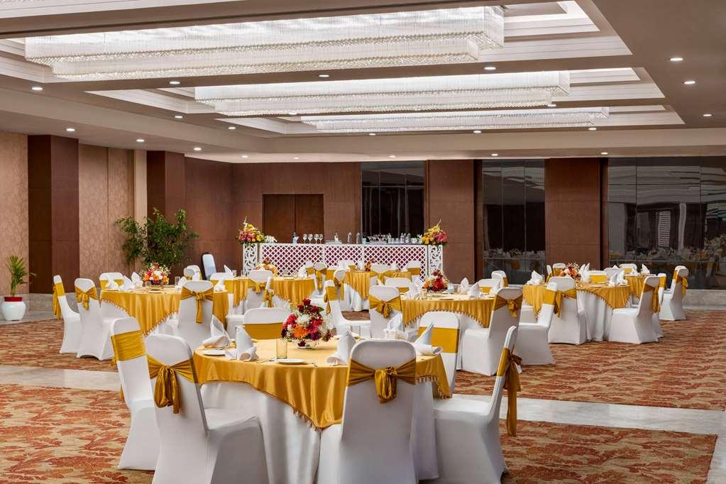 Готель Ramada By Wyndham New Delhi Pitampura Зручності фото
