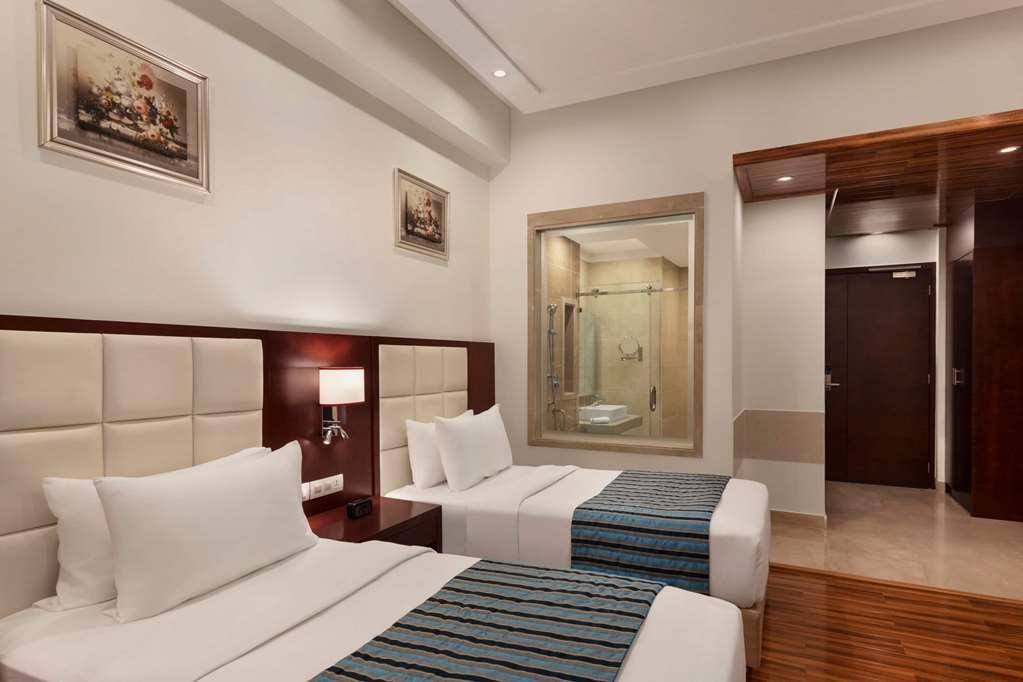Готель Ramada By Wyndham New Delhi Pitampura Номер фото